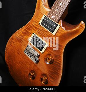 Paul Reed Smith guitare personnalisée 24 avec haut en érable flamme Banque D'Images