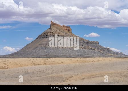 Vue du nord-ouest de Factory Butte et de ses badlands environnants dans le désert de Caineville près de Hanksville, Utah. Banque D'Images