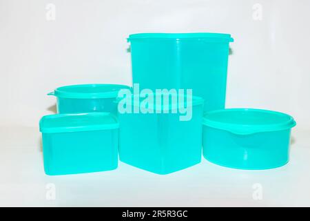 L'ensemble de pots en plastique bleu de différentes tailles est une solution de rangement polyvalente pour vos besoins de cuisine ou d'organisation à la maison Banque D'Images