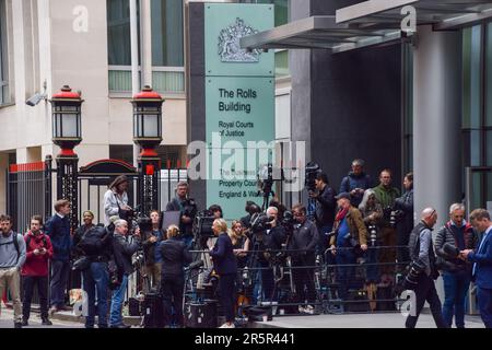 Londres, Royaume-Uni. 5th juin 2023. Les membres des médias attendent devant la haute Cour, Rolls Building. Plusieurs personnes de grande envergure, dont le prince Harry, ont intenté une action en justice contre les journaux du groupe Mirror au sujet de la collecte présumée d'informations illégales, y compris le piratage téléphonique. Credit: Vuk Valcic/Alamy Live News Banque D'Images