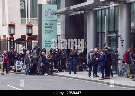 Londres, Royaume-Uni. 5th juin 2023. Les membres des médias attendent devant la haute Cour, Rolls Building. Plusieurs personnes de grande envergure, dont le prince Harry, ont intenté une action en justice contre les journaux du groupe Mirror au sujet de la collecte présumée d'informations illégales, y compris le piratage téléphonique. Credit: Vuk Valcic/Alamy Live News Banque D'Images