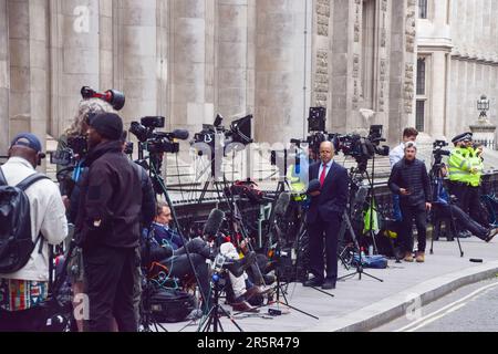 Londres, Royaume-Uni. 5th juin 2023. Les membres des médias attendent devant la haute Cour, Rolls Building. Plusieurs personnes de grande envergure, dont le prince Harry, ont intenté une action en justice contre les journaux du groupe Mirror au sujet de la collecte présumée d'informations illégales, y compris le piratage téléphonique. Credit: Vuk Valcic/Alamy Live News Banque D'Images