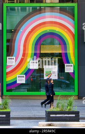 Un grand arc-en-ciel Pride couleurs sur une fenêtre en verre TD ou Toronto Dominion Bank, Toronto, Canada Banque D'Images