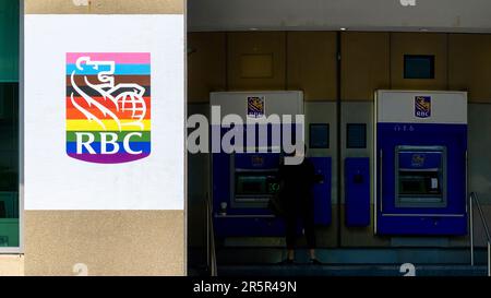 Toronto, Canada - 4 juin 2023 : logo ou symbole de la Banque Royale du Canada ou de RBC dans les couleurs de l'arc-en-ciel Pride. Traditionnellement, la ville célèbre LGBTQIA c Banque D'Images