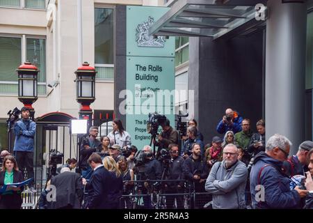 Londres, Royaume-Uni. 5th juin 2023. Les membres des médias attendent devant la haute Cour, Rolls Building. Plusieurs personnes de grande envergure, dont le prince Harry, ont intenté une action en justice contre les journaux du groupe Mirror au sujet de la collecte présumée d'informations illégales, y compris le piratage téléphonique. Credit: Vuk Valcic/Alamy Live News Banque D'Images