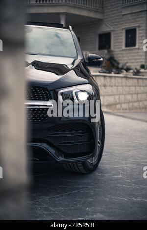 Une Mercedes Benz AMG 300D 4MATIC argentée garée dans une allée Banque D'Images