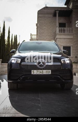 Une Mercedes Benz AMG 300D 4MATIC argentée garée dans une allée Banque D'Images