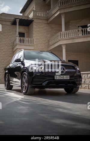 Une Mercedes Benz AMG 300D 4MATIC argentée garée dans une allée Banque D'Images