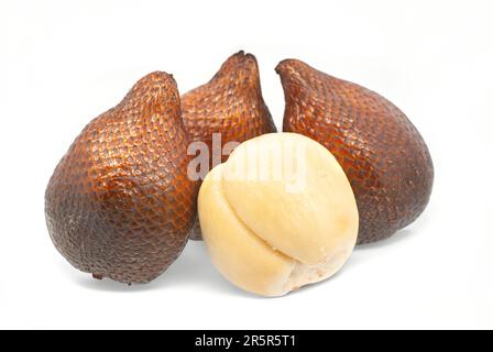 salacca zalacca ou salak fruit isolé sur fond blanc. Banque D'Images