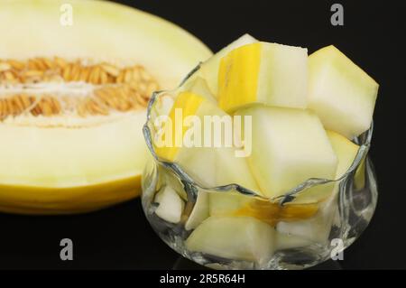 Un bol blanc contenant une variété de plats se trouve au-dessus d'une table rustique en bois Banque D'Images