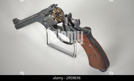 Un revolver vintage sur métal se dresse sur fond blanc. Banque D'Images