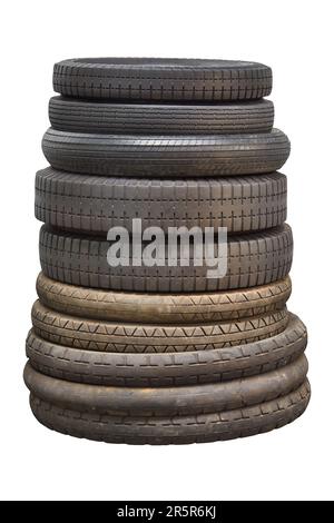 Une pile de pneus de voiture vintage usés isolés sur un fond blanc Banque D'Images