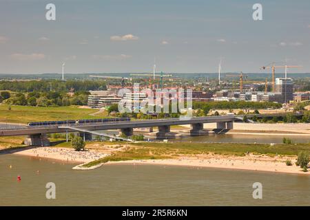 Vue aérienne de la rivière Waal avec plage et construction de nouvelles maisons et bureaux à Nimègue et à Lent, pays-Bas Banque D'Images