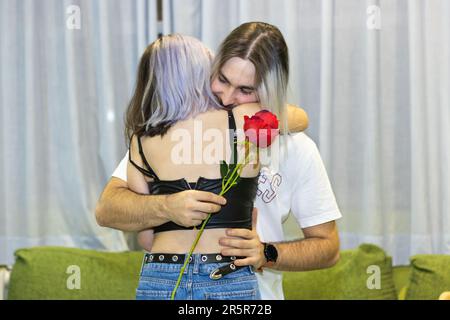 Un jeune couple heureux embrasse dans un moment romantique Banque D'Images