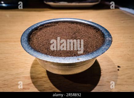 Un gros plan de café fraîchement moulu sur une table en bois Banque D'Images