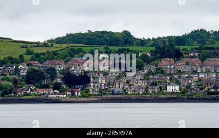 Dundee, Tayside, Écosse, Royaume-Uni. 5th juin 2023. Météo au Royaume-Uni: Tayside Ecosse connaît une journée fraîche et envahissant avec des températures planant autour de 12°C. Vue sur la paisible rivière Tay de Wormit, Newport-on-Tay, le chemin de fer et les ponts routiers vus depuis le bord de mer de Dundee. Wormit est un village situé sur la rive sud du Firth of Tay, dans le nord-est de Fife, en Écosse. Sa situation à l'extrémité sud du pont ferroviaire de Tay l'a conduit à devenir une banlieue de Dundee. Wormit fait partie du Burgh de Newport-on-Tay. Crédit : Dundee Photographics/Alamy Live News Banque D'Images