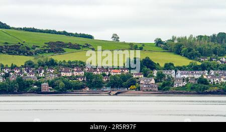 Dundee, Tayside, Écosse, Royaume-Uni. 5th juin 2023. Météo au Royaume-Uni: Tayside Ecosse connaît une journée fraîche et envahissant avec des températures planant autour de 12°C. Vue sur la paisible rivière Tay de Wormit, Newport-on-Tay, le chemin de fer et les ponts routiers vus depuis le bord de mer de Dundee. Wormit est un village situé sur la rive sud du Firth of Tay, dans le nord-est de Fife, en Écosse. Sa situation à l'extrémité sud du pont ferroviaire de Tay l'a conduit à devenir une banlieue de Dundee. Wormit fait partie du Burgh de Newport-on-Tay. Crédit : Dundee Photographics/Alamy Live News Banque D'Images