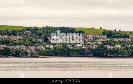 Dundee, Tayside, Écosse, Royaume-Uni. 5th juin 2023. Météo au Royaume-Uni: Tayside Ecosse connaît une journée fraîche et envahissant avec des températures planant autour de 12°C. Vue sur la paisible rivière Tay de Wormit, Newport-on-Tay, le chemin de fer et les ponts routiers vus depuis le bord de mer de Dundee. Wormit est un village situé sur la rive sud du Firth of Tay, dans le nord-est de Fife, en Écosse. Sa situation à l'extrémité sud du pont ferroviaire de Tay l'a conduit à devenir une banlieue de Dundee. Wormit fait partie du Burgh de Newport-on-Tay. Crédit : Dundee Photographics/Alamy Live News Banque D'Images