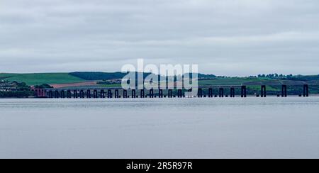 Dundee, Tayside, Écosse, Royaume-Uni. 5th juin 2023. Météo au Royaume-Uni: Tayside Ecosse connaît une journée fraîche et envahissant avec des températures planant autour de 12°C. Vue sur la paisible rivière Tay de Wormit, Newport-on-Tay, le chemin de fer et les ponts routiers vus depuis le bord de mer de Dundee. Wormit est un village situé sur la rive sud du Firth of Tay, dans le nord-est de Fife, en Écosse. Sa situation à l'extrémité sud du pont ferroviaire de Tay l'a conduit à devenir une banlieue de Dundee. Wormit fait partie du Burgh de Newport-on-Tay. Crédit : Dundee Photographics/Alamy Live News Banque D'Images