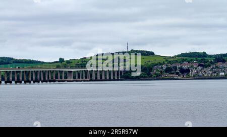 Dundee, Tayside, Écosse, Royaume-Uni. 5th juin 2023. Météo au Royaume-Uni: Tayside Ecosse connaît une journée fraîche et envahissant avec des températures planant autour de 12°C. Vue sur la paisible rivière Tay de Wormit, Newport-on-Tay, le chemin de fer et les ponts routiers vus depuis le bord de mer de Dundee. Wormit est un village situé sur la rive sud du Firth of Tay, dans le nord-est de Fife, en Écosse. Sa situation à l'extrémité sud du pont ferroviaire de Tay l'a conduit à devenir une banlieue de Dundee. Wormit fait partie du Burgh de Newport-on-Tay. Crédit : Dundee Photographics/Alamy Live News Banque D'Images