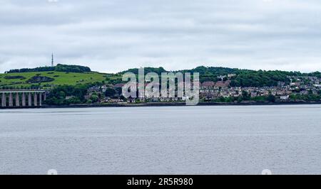 Dundee, Tayside, Écosse, Royaume-Uni. 5th juin 2023. Météo au Royaume-Uni: Tayside Ecosse connaît une journée fraîche et envahissant avec des températures planant autour de 12°C. Vue sur la paisible rivière Tay de Wormit, Newport-on-Tay, le chemin de fer et les ponts routiers vus depuis le bord de mer de Dundee. Wormit est un village situé sur la rive sud du Firth of Tay, dans le nord-est de Fife, en Écosse. Sa situation à l'extrémité sud du pont ferroviaire de Tay l'a conduit à devenir une banlieue de Dundee. Wormit fait partie du Burgh de Newport-on-Tay. Crédit : Dundee Photographics/Alamy Live News Banque D'Images