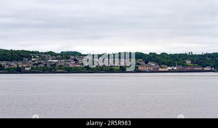 Dundee, Tayside, Écosse, Royaume-Uni. 5th juin 2023. Météo au Royaume-Uni: Tayside Ecosse connaît une journée fraîche et envahissant avec des températures planant autour de 12°C. Vue sur la paisible rivière Tay de Wormit, Newport-on-Tay, le chemin de fer et les ponts routiers vus depuis le bord de mer de Dundee. Wormit est un village situé sur la rive sud du Firth of Tay, dans le nord-est de Fife, en Écosse. Sa situation à l'extrémité sud du pont ferroviaire de Tay l'a conduit à devenir une banlieue de Dundee. Wormit fait partie du Burgh de Newport-on-Tay. Crédit : Dundee Photographics/Alamy Live News Banque D'Images