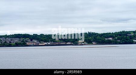 Dundee, Tayside, Écosse, Royaume-Uni. 5th juin 2023. Météo au Royaume-Uni: Tayside Ecosse connaît une journée fraîche et envahissant avec des températures planant autour de 12°C. Vue sur la paisible rivière Tay de Wormit, Newport-on-Tay, le chemin de fer et les ponts routiers vus depuis le bord de mer de Dundee. Wormit est un village situé sur la rive sud du Firth of Tay, dans le nord-est de Fife, en Écosse. Sa situation à l'extrémité sud du pont ferroviaire de Tay l'a conduit à devenir une banlieue de Dundee. Wormit fait partie du Burgh de Newport-on-Tay. Crédit : Dundee Photographics/Alamy Live News Banque D'Images