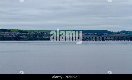 Dundee, Tayside, Écosse, Royaume-Uni. 5th juin 2023. Météo au Royaume-Uni: Tayside Ecosse connaît une journée fraîche et envahissant avec des températures planant autour de 12°C. Vue sur la paisible rivière Tay de Wormit, Newport-on-Tay, le chemin de fer et les ponts routiers vus depuis le bord de mer de Dundee. Wormit est un village situé sur la rive sud du Firth of Tay, dans le nord-est de Fife, en Écosse. Sa situation à l'extrémité sud du pont ferroviaire de Tay l'a conduit à devenir une banlieue de Dundee. Wormit fait partie du Burgh de Newport-on-Tay. Crédit : Dundee Photographics/Alamy Live News Banque D'Images