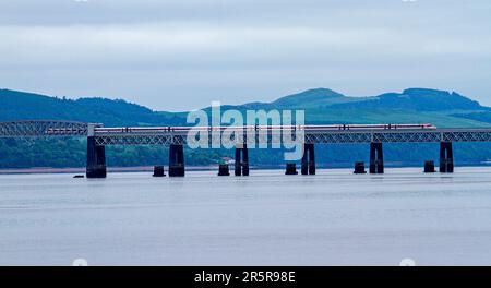 Dundee, Tayside, Écosse, Royaume-Uni. 5th juin 2023. Météo au Royaume-Uni: Tayside Ecosse connaît une journée fraîche et envahissant avec des températures planant autour de 12°C. Vue sur la paisible rivière Tay de Wormit, Newport-on-Tay, le chemin de fer et les ponts routiers vus depuis le bord de mer de Dundee. Wormit est un village situé sur la rive sud du Firth of Tay, dans le nord-est de Fife, en Écosse. Sa situation à l'extrémité sud du pont ferroviaire de Tay l'a conduit à devenir une banlieue de Dundee. Wormit fait partie du Burgh de Newport-on-Tay. Crédit : Dundee Photographics/Alamy Live News Banque D'Images