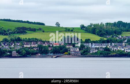 Dundee, Tayside, Écosse, Royaume-Uni. 5th juin 2023. Météo au Royaume-Uni: Tayside Ecosse connaît une journée fraîche et envahissant avec des températures planant autour de 12°C. Vue sur la paisible rivière Tay de Wormit, Newport-on-Tay, le chemin de fer et les ponts routiers vus depuis le bord de mer de Dundee. Wormit est un village situé sur la rive sud du Firth of Tay, dans le nord-est de Fife, en Écosse. Sa situation à l'extrémité sud du pont ferroviaire de Tay l'a conduit à devenir une banlieue de Dundee. Wormit fait partie du Burgh de Newport-on-Tay. Crédit : Dundee Photographics/Alamy Live News Banque D'Images