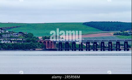 Dundee, Tayside, Écosse, Royaume-Uni. 5th juin 2023. Météo au Royaume-Uni: Tayside Ecosse connaît une journée fraîche et envahissant avec des températures planant autour de 12°C. Vue sur la paisible rivière Tay de Wormit, Newport-on-Tay, le chemin de fer et les ponts routiers vus depuis le bord de mer de Dundee. Wormit est un village situé sur la rive sud du Firth of Tay, dans le nord-est de Fife, en Écosse. Sa situation à l'extrémité sud du pont ferroviaire de Tay l'a conduit à devenir une banlieue de Dundee. Wormit fait partie du Burgh de Newport-on-Tay. Crédit : Dundee Photographics/Alamy Live News Banque D'Images