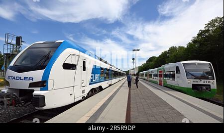Erfurt, Allemagne. 05th juin 2023. Une navette Regio d'Erfurter Bahn (r), alimentée au diesel, se trouve à côté du train de batterie d'échantillonnage (l) lors d'une présentation à la gare de Plaue. Le train Flirt Akku 3 alimenté par batterie de Stadler part d'Erfurt à Ilmenau pour une présentation des nouvelles technologies de conduite innovantes. Credit: Martin Schutt/dpa/Alay Live News Banque D'Images
