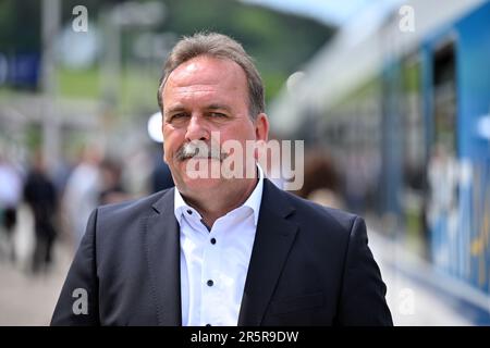 Erfurt, Allemagne. 05th juin 2023. Michael Hecht, directeur général d'Erfurter Bahn GmbH, se trouve à côté d'un exemple de train de batteries pendant le voyage de présentation. Le train à 3 unités Flirt Akku alimenté par batterie de Stadler va d'Erfurt à Ilmenau au cours d'un voyage de présentation pour présenter de nouvelles technologies de conduite innovantes. Credit: Martin Schutt/dpa/Alay Live News Banque D'Images