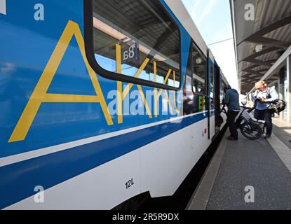 Erfurt, Allemagne. 05th juin 2023. Un exemple de train de batterie se trouve dans la gare principale d'Erfurt avant le voyage de présentation. Le train à 3 unités Flirt Akku alimenté par batterie de Stadler va d'Erfurt à Ilmenau au cours d'un voyage de présentation pour présenter de nouvelles technologies de conduite innovantes. Credit: Martin Schutt/dpa/Alay Live News Banque D'Images