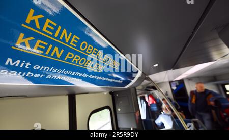 Erfurt, Allemagne. 05th juin 2023. 'Pas de ligne de frais généraux? Pas de problème !' est inscrit sur un autocollant au-dessus de la porte d'un exemple de train de batteries pendant le voyage de présentation. Le train à 3 unités Flirt Akku alimenté par batterie de Stadler part d'Erfurt à Ilmenau pour une présentation des nouvelles technologies de conduite innovantes. Credit: Martin Schutt/dpa/Alay Live News Banque D'Images