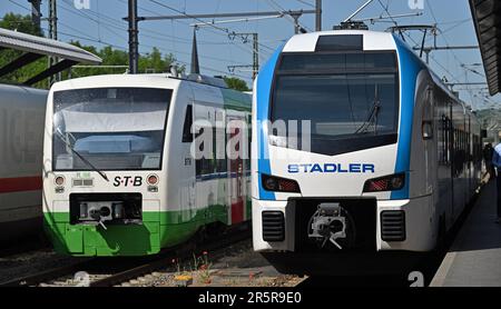 Erfurt, Allemagne. 05th juin 2023. Une navette Regio fonctionnant au diesel et gérée par Erfurter Bahn (l) se trouve à côté du train à batterie d'échantillonnage lors d'une présentation à la gare centrale d'Erfurt. Le train Flirt Akku 3 alimenté par batterie de Stadler part d'Erfurt à Ilmenau pour une présentation des nouvelles technologies de conduite innovantes. Credit: Martin Schutt/dpa/Alay Live News Banque D'Images