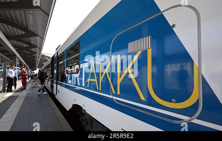 Erfurt, Allemagne. 05th juin 2023. Un exemple de train de batterie se trouve dans la gare principale d'Erfurt avant le voyage de présentation. Le train à 3 unités Flirt Akku alimenté par batterie de Stadler va d'Erfurt à Ilmenau au cours d'un voyage de présentation pour présenter de nouvelles technologies de conduite innovantes. Credit: Martin Schutt/dpa/Alay Live News Banque D'Images