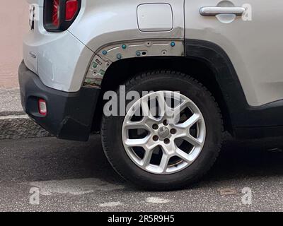 Cremona, Italie - mon 2023 carrosserie endommagée plastique ailes Jeep Renegade garé dans la rue Banque D'Images