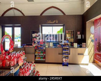 Fidenza, Italie - 2023 mai à l'intérieur de la boutique de chocolat du château de Lindt et du bar-salon dans le centre commercial de luxe de mode de Fidenza, Italie Banque D'Images