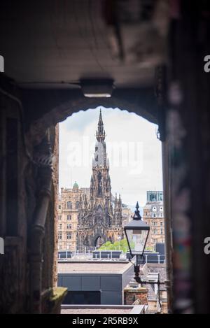 En regardant à travers Advocates Close, juste à côté du Royal Mile à Édimbourg, vers le Scott Monument. Banque D'Images