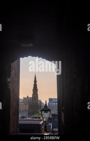 En regardant à travers Advocates Close, juste à côté du Royal Mile à Édimbourg, vers le Scott Monument. Banque D'Images