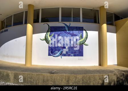 Quiaios, Portugal - 14 août 2022 : vue sur la mosaïque de poissons en céramique sur le mur extérieur du bâtiment du marché Banque D'Images