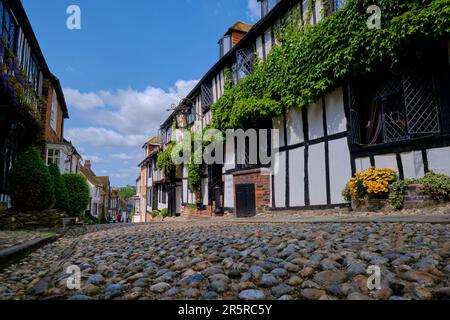 Seigle, est du Sussex, Angleterre, Europe - 18 mai 2023: La Sirène - ancien hôtel sur une rue pavée. Une petite ville côtière médiévale anglaise au soleil Banque D'Images