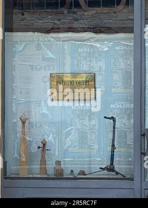 Cremona, Italie - Mai 2023 atelier de fabrication de violon Orippi , affichage et connexion via Aporti Banque D'Images