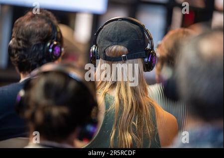 Berlin, Allemagne. 05th juin 2023. Les visiteurs équipés d'un casque sans fil Bluetooth suivent une présentation lors de la conférence numérique « Republica ». Le festival de la société numérique dure de 05 juin à 07 juin 2023. Credit: Monika Skolimowska/dpa/Alay Live News Banque D'Images