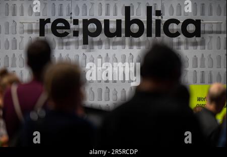 Berlin, Allemagne. 05th juin 2023. De nombreux visiteurs se trouvent dans un hall devant le logo de la conférence numérique 'Republica'. Le festival de la société numérique dure de 05 juin à 07 juin 2023. Credit: Monika Skolimowska/dpa/Alay Live News Banque D'Images