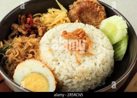 Fermez Nasi Uduk avec des échalotes frites ou Bawang Goreng, menu gastronomique de la rue du petit déjeuner populaire indonésien. Banque D'Images