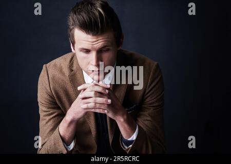 Aucune entreprise n'est une ligne directe au succès. Photo studio d'un homme d'affaires qui semble inquiet sur un fond sombre. Banque D'Images
