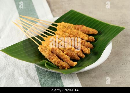 Telor Gulung, Street Food de l'Indonésie, œufs roulés sur des brochettes, encas bon marché Banque D'Images