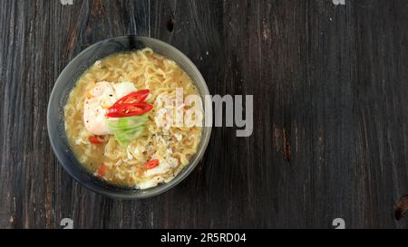 Nouilles ramen asiatiques instantanées avec Chili, œufs et oignon de printemps. Vue de dessus, espace de copie pour le texte Banque D'Images